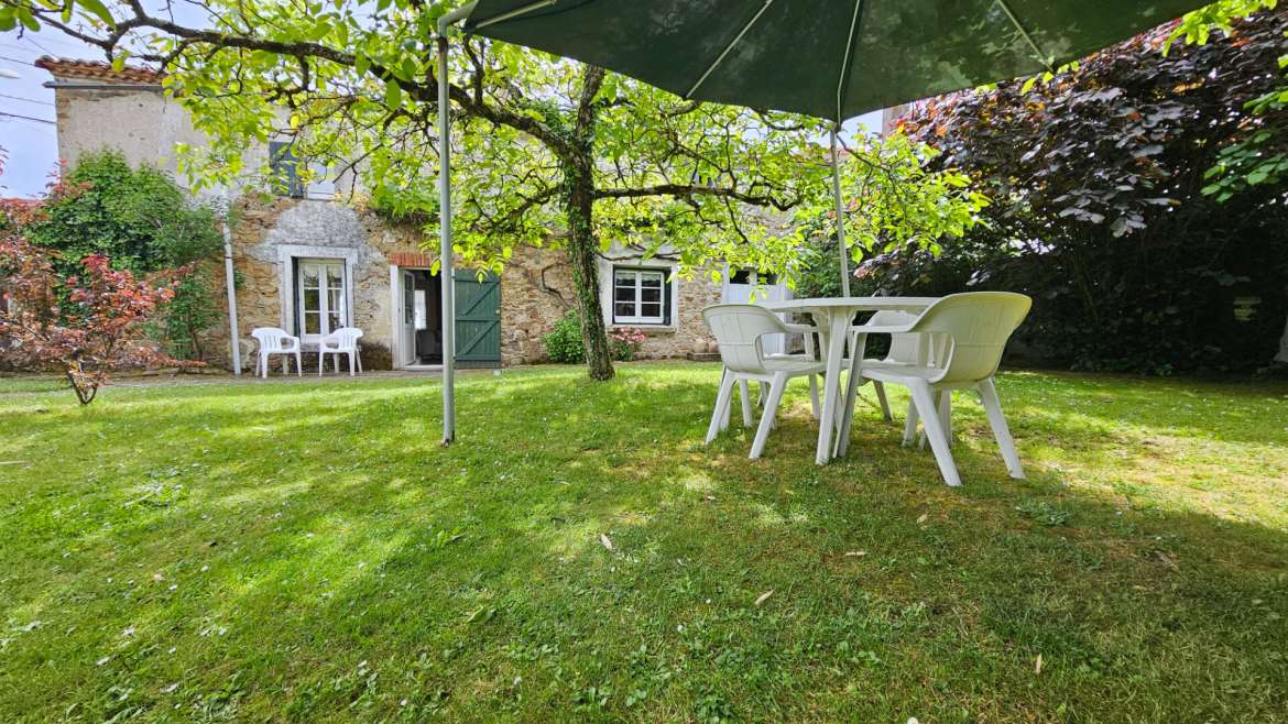 Maison en pierres, 4 chambres, au coeur du bourg des Sorinières avec dépendance 35 m2