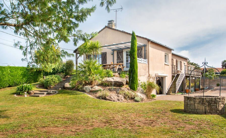 Maison familiale au charme unique à Saint-Fiacre-sur-Maine : vivez l’évasion au quotidien !