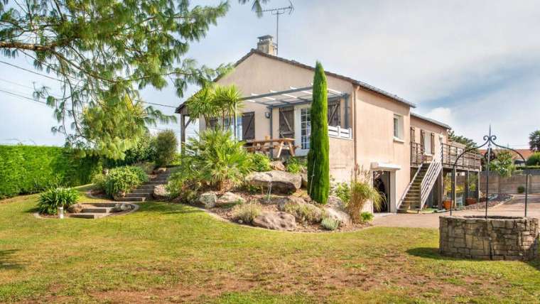 Maison familiale au charme unique à Saint-Fiacre-sur-Maine : vivez l’évasion au quotidien !