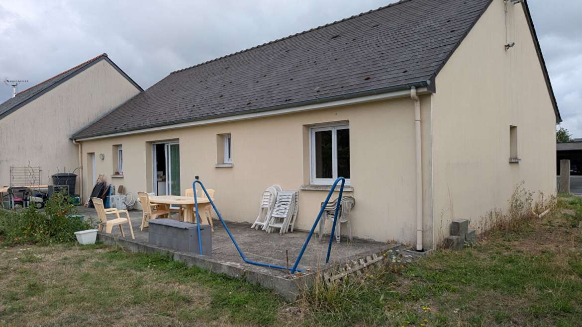 Maison récente avec grand terrain