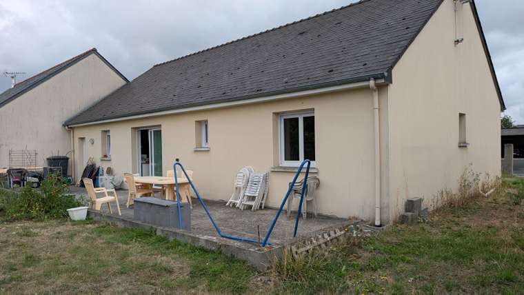 Maison récente avec grand terrain