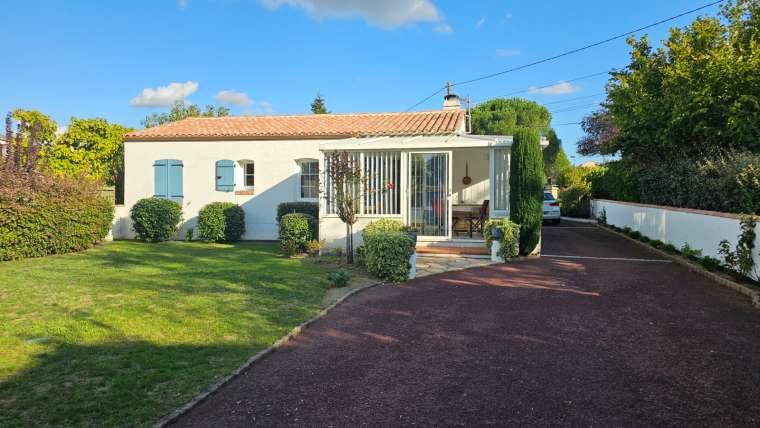 Maison de plain-pied en plein bourg, 2 chambres, sur très beau terrain.