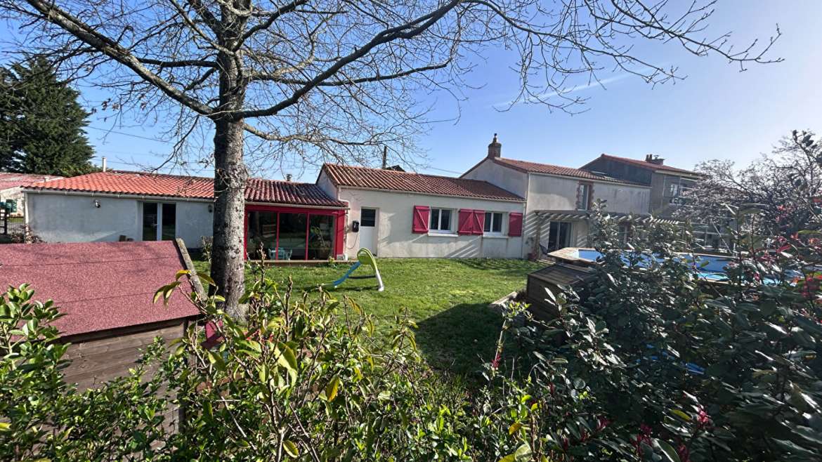 Maison Montbert 8 pièce(s) 181m2