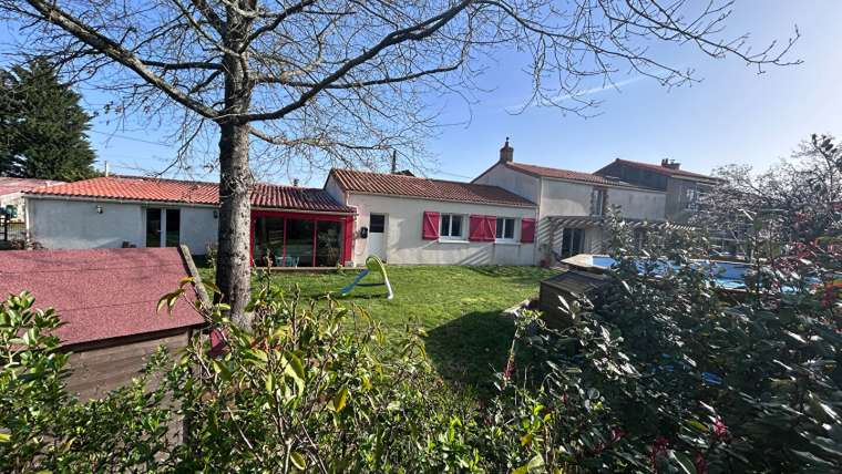 Maison Montbert 8 pièce(s) 181m2