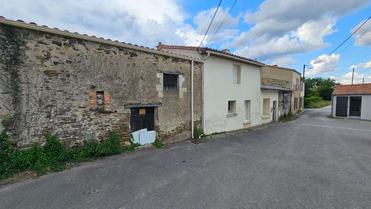 Maison en pierres à rénover – 57 m2 -+ grange 30 m2 –  Vertou centre – Terrain 450 m2