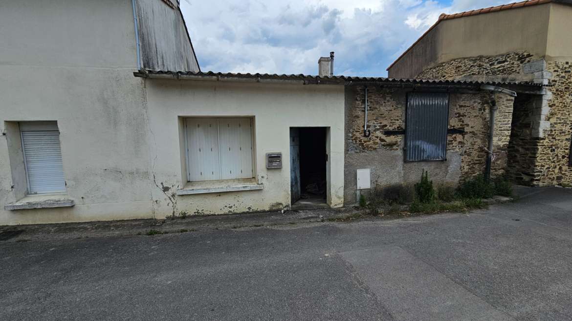 Bâtiment en pierres et parpaing à rénover – 76 m2 –  Vertou centre – Terrain 320 m2